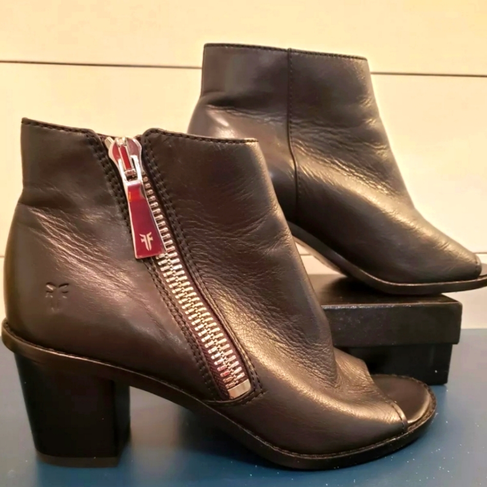 440 Frye  Women Ankle Boots Black Leather Side  Zip Size 6 M Open Toe